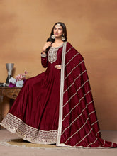 Robe Anarkali évasée en soie brodée marron avec dupatta inférieur